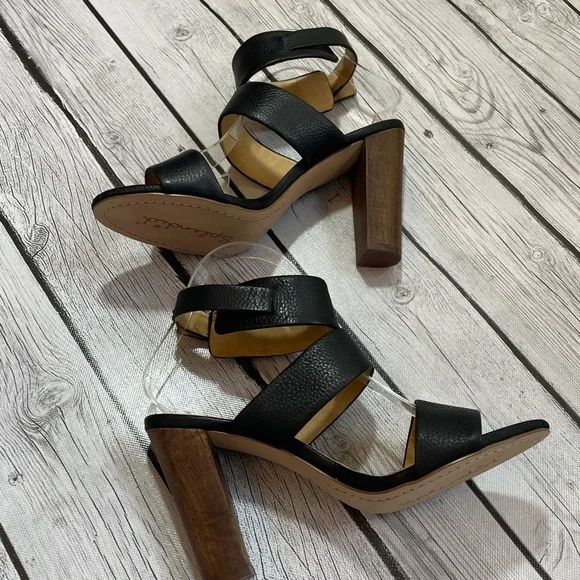 Splendid Leather Heels Size 8 NWOT
Strappy Buckle Sandal - Picture 3 of 9